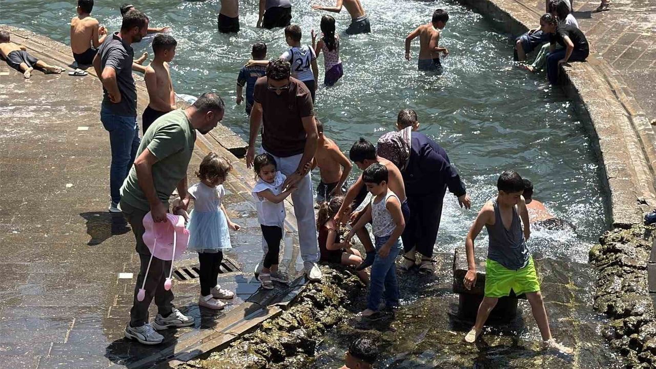 DİYARBAKIR’DA HAVA SICAKLIKLARININ 40 DERECEYİ BULMASIYLA BİRLİKTE ÇOCUKLAR, SERİNLEMEK İÇİN...