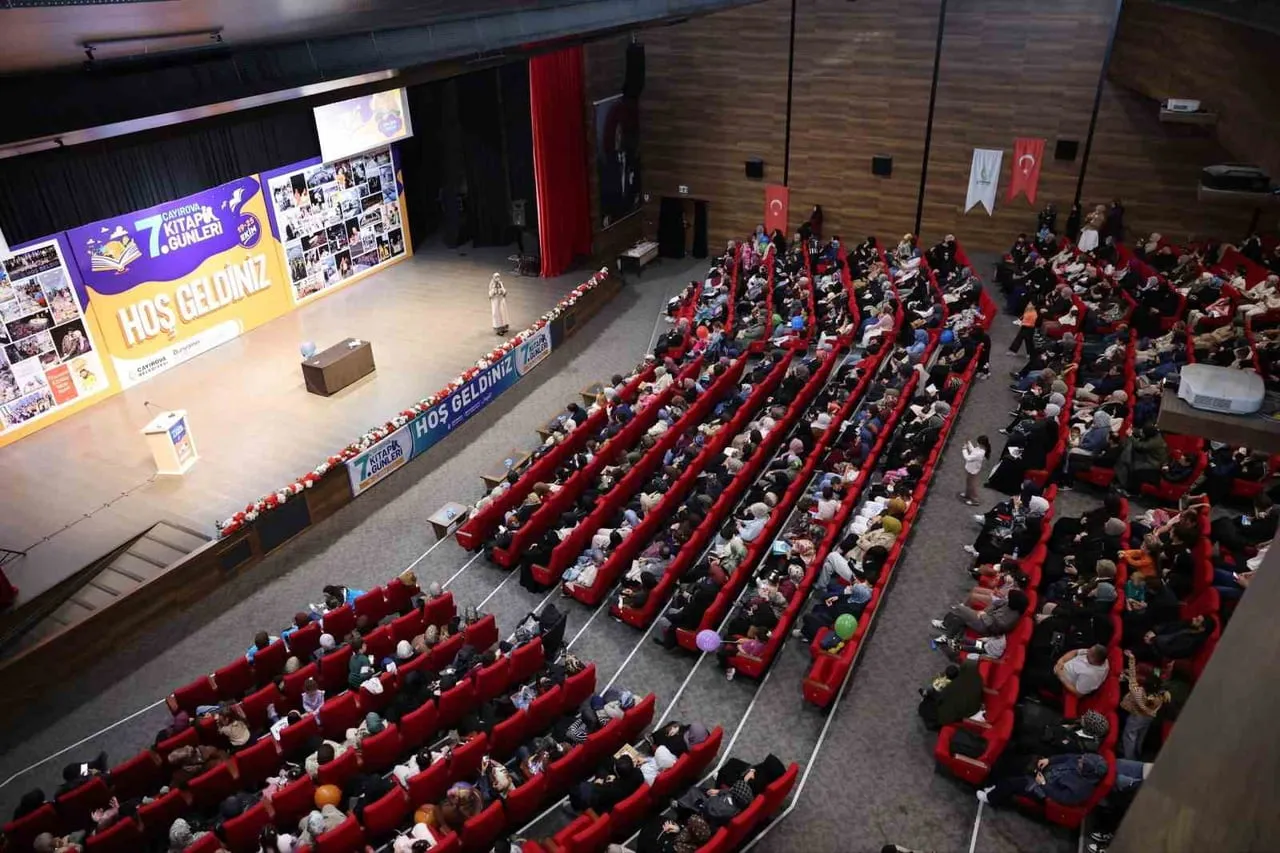 ÇAYIROVA 7. KİTAP GÜNLERİ KAPSAMINDA YAZAR SALİHA ERDİM, AİLE İÇİNDEKİ DEĞERLERİN KORUNMASI VE...