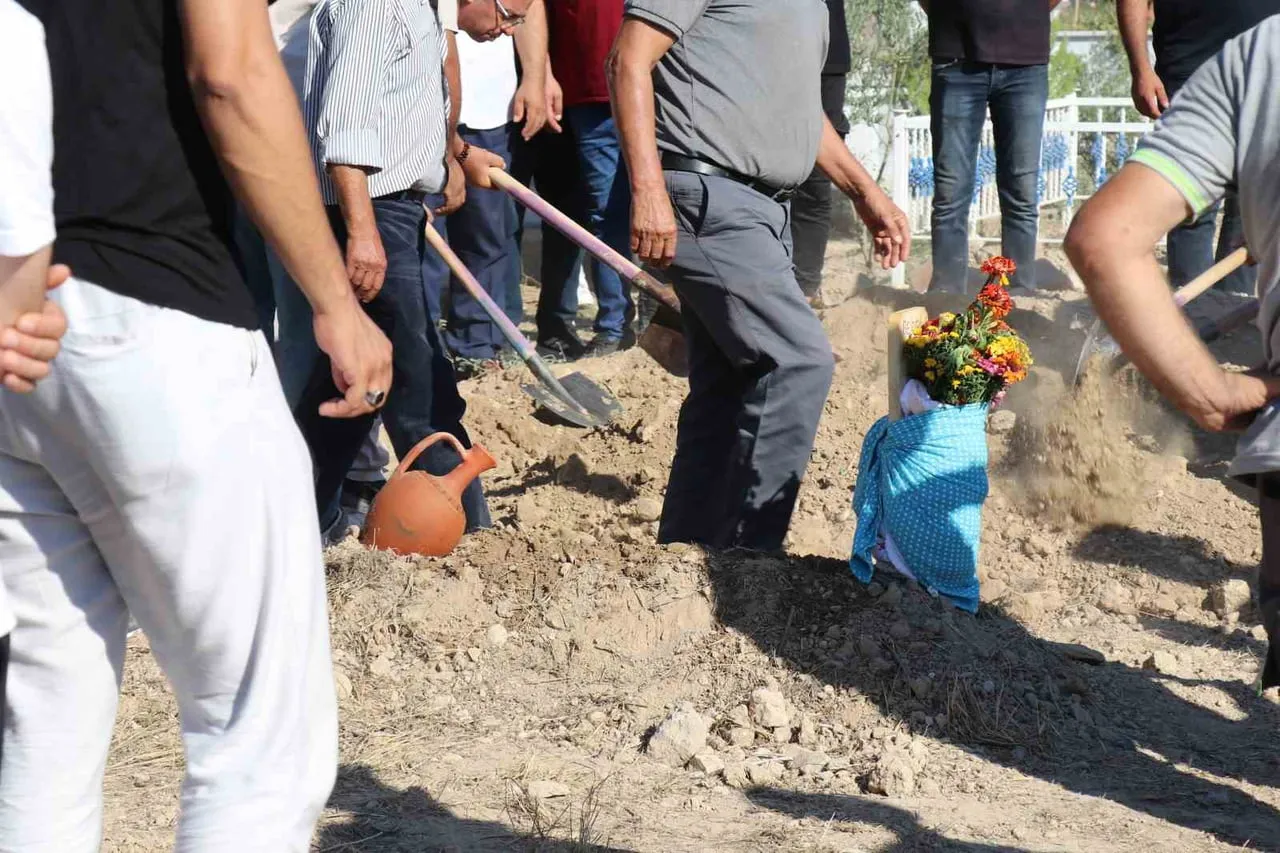 CENAZEDE KUCAĞINDAKİ OĞLU KUZEY İLE HELALLİK ALAN ACILI BABA MEHMET DOĞAN METANETİNİ KORUMAYA...