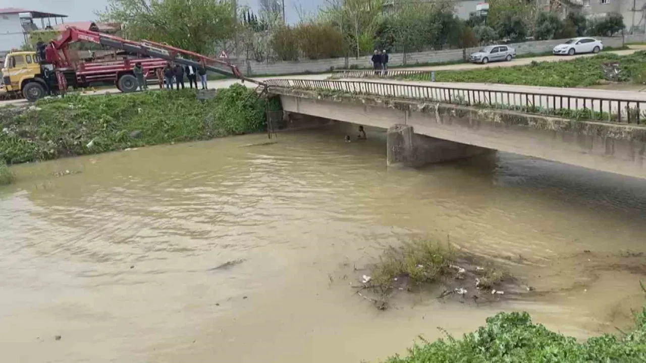 BÖLGEDE DAHA ÖNCE DE KAZALARIN YAŞANDIĞINI BELİRTEN MAHALLE SAKİNLERİ, YOLA AYDINLATMA DİREKLERİ...