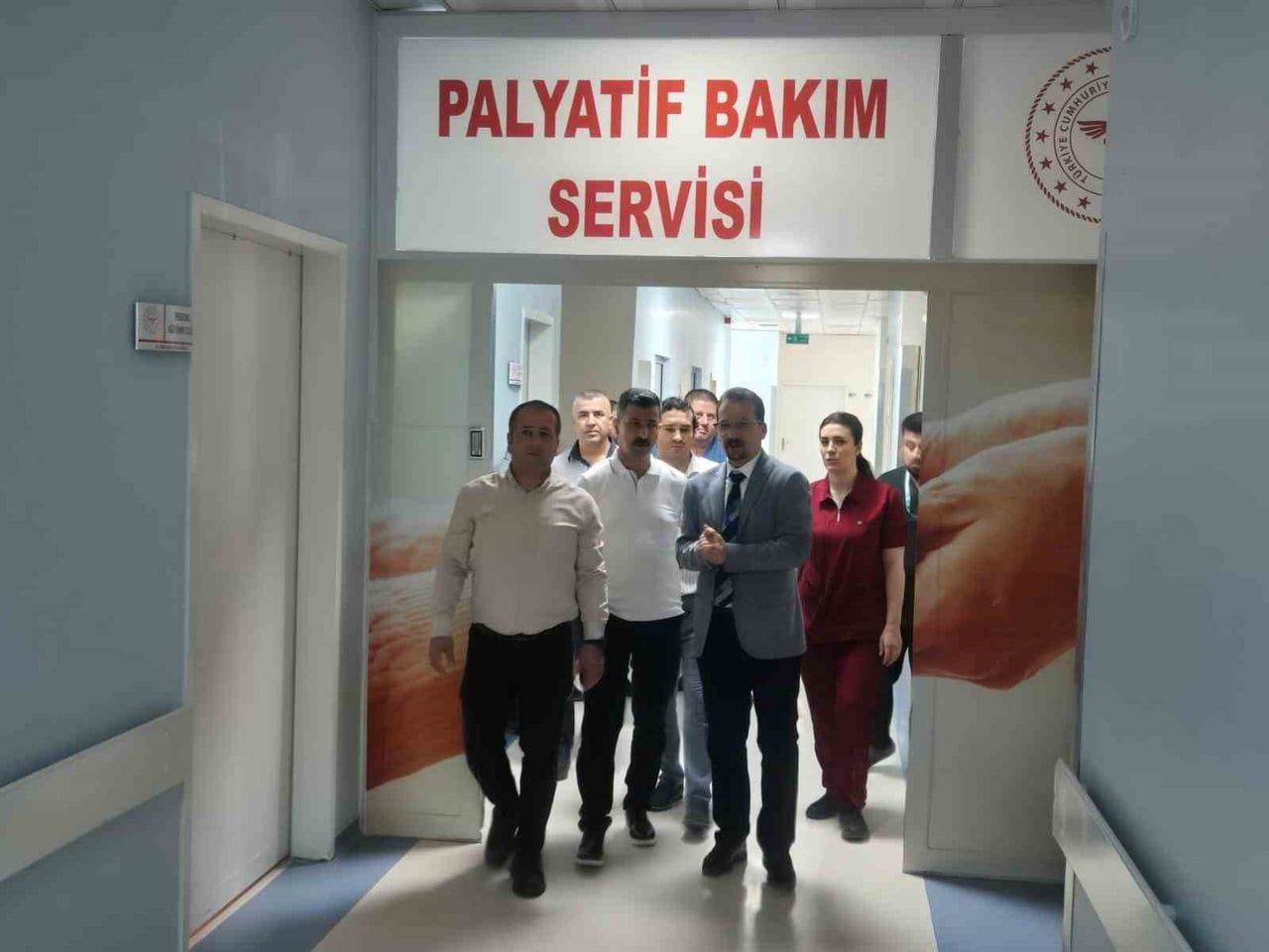 ŞIRNAK’IN CİZRE DEVLET HASTANESİ BAŞHEKİMİ HALİT SAPAN, HASTANE İDARECİLERİYLE BİRLİKTE ÇOCUK...