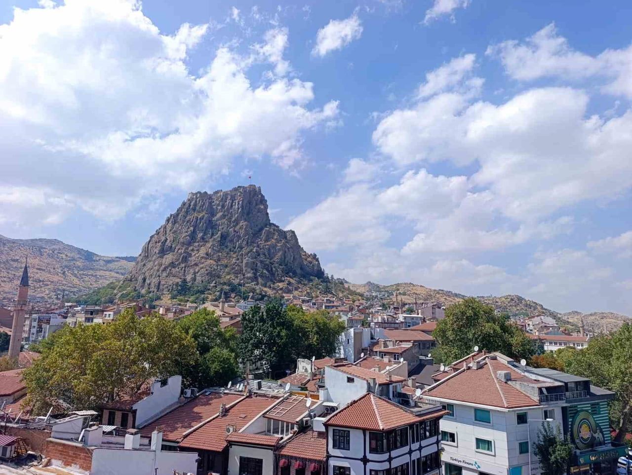 AFYONKARAHİSAR YENİ HAFTAYA SERİN BİR HAVA İLE BAŞLARKEN, KENTTE AYRICA HAFTA İÇİ YAĞIŞ...
