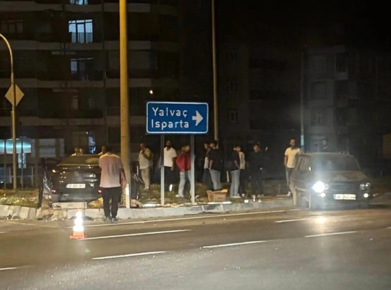 ŞARKİKARAAĞAÇ İLÇESİNDE İKİ OTOMOBİLİN KAVŞAKTA ÇARPIŞTIĞI KAZADA 3 KİŞİ...