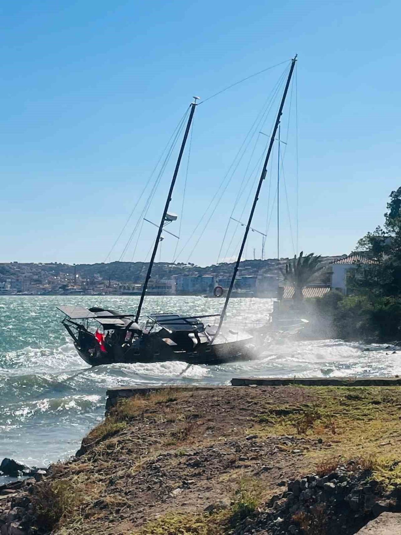 AYVALIK’TA FIRTINA YELKENLİ TEKNEYİ KIYIYA SÜRÜKLEDİ
