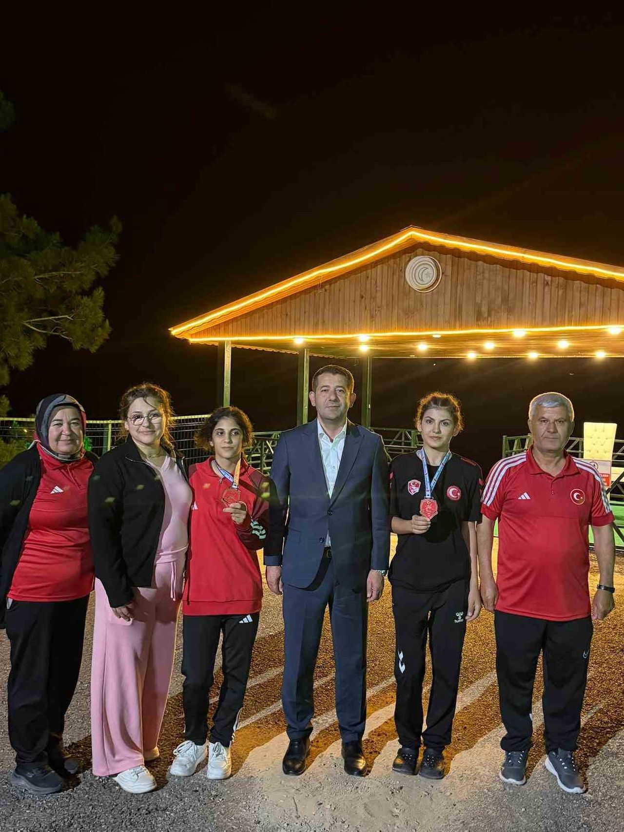 FEKE BELEDİYE BAŞKANI CÖMERT ÖZEN EŞİ AYŞE ÖZEN İLE BİRLİKTE SİVAS’TA DÜZENLENEN U17 KADINLAR...