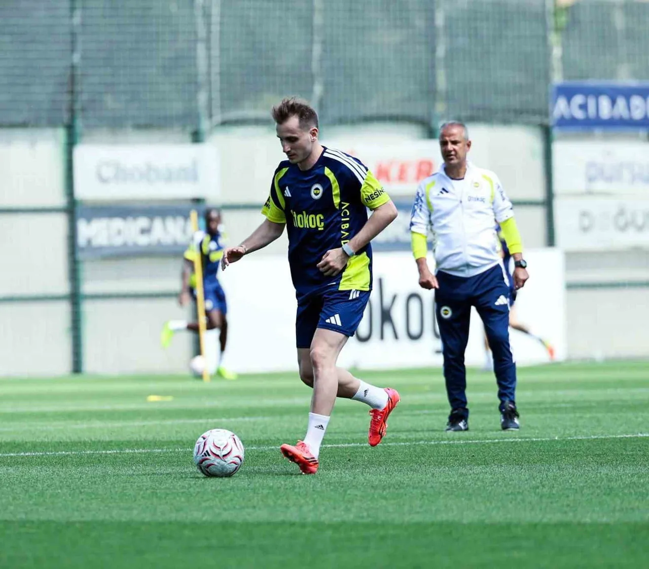 FENERBAHÇE, AVUSTURYA KAMPI ÖNCESİ HAZIRLIKLARINI CAN BARTU TESİSLERİ'NDE SÜRDÜRDÜ.