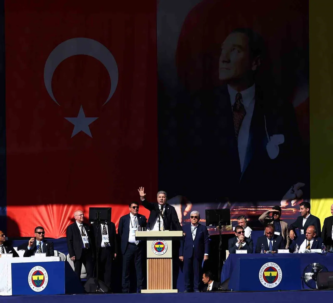 FENERBAHÇE BAŞKAN ADAYI HAKAN SAFİ, KONGRE ÜYELERİNİN YARIN GEÇMİŞ İLE GELECEK ARASINDA ÇOK KRİTİK...