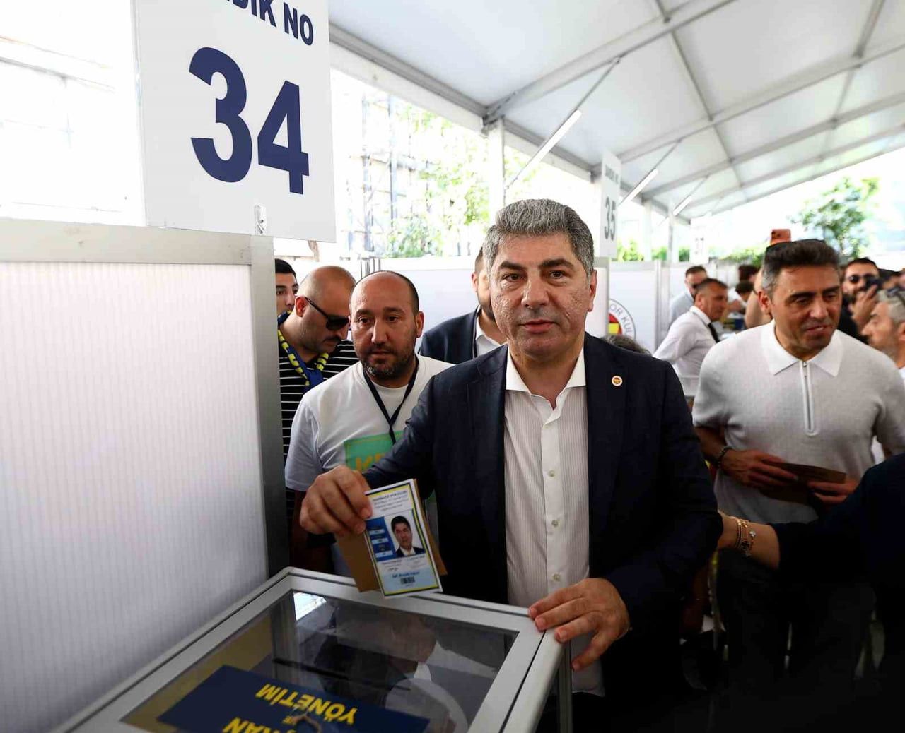 FENERBAHÇE BAŞKAN ADAYI HAKAN SAFİ, OLAĞANÜSTÜ SEÇİMLİ GENEL KURULDA OYUNU KULLANDI.