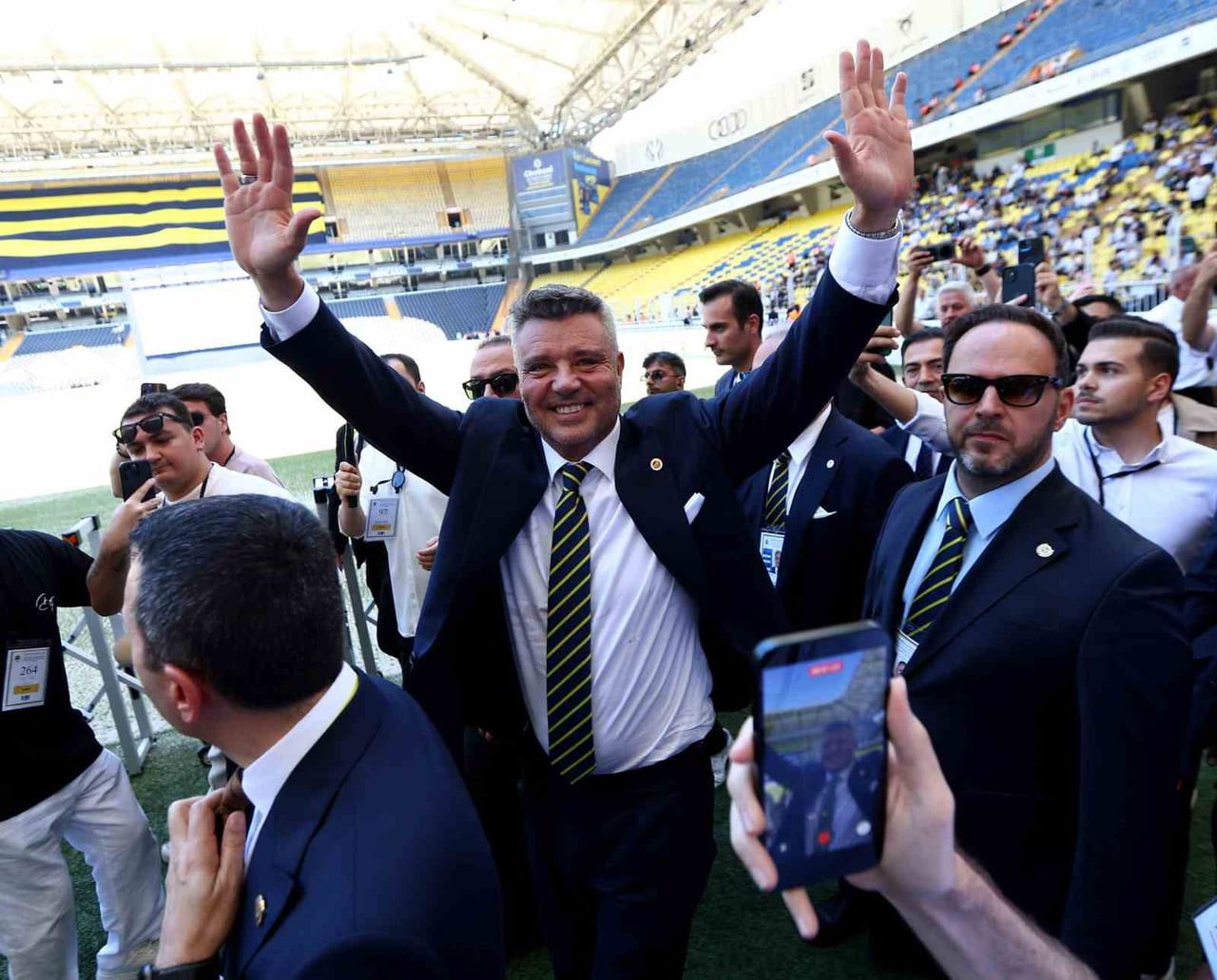FENERBAHÇE BAŞKANI SADETTİN SARAN, ALKIŞLARLA STATTAN AYRILDI.