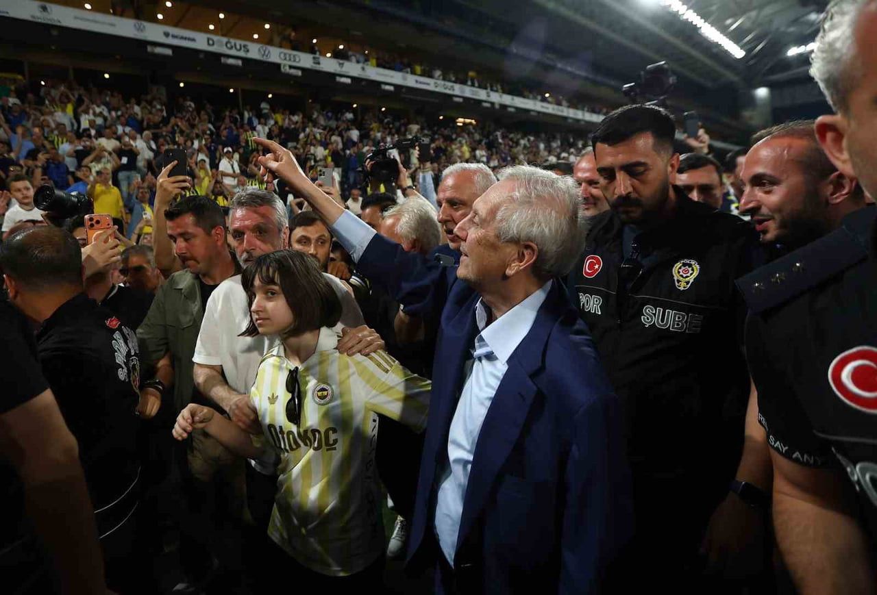 FENERBAHÇE OLAĞANÜSTÜ SEÇİMLİ GENEL KURUL TOPLANTISI'NDA AZİZ YILDIRIM, 8 YIL SONRA BAŞKANLIĞA...