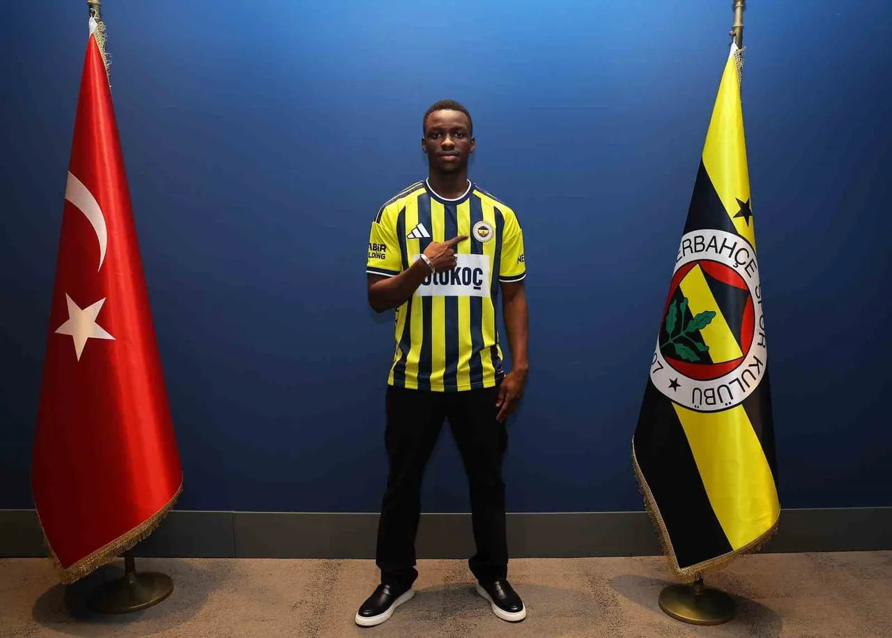 FENERBAHÇE, SENEGALLİ GENÇ FUTBOLCU AMARA DİOUF İLE 5 YILLIK SÖZLEŞME İMZALADI