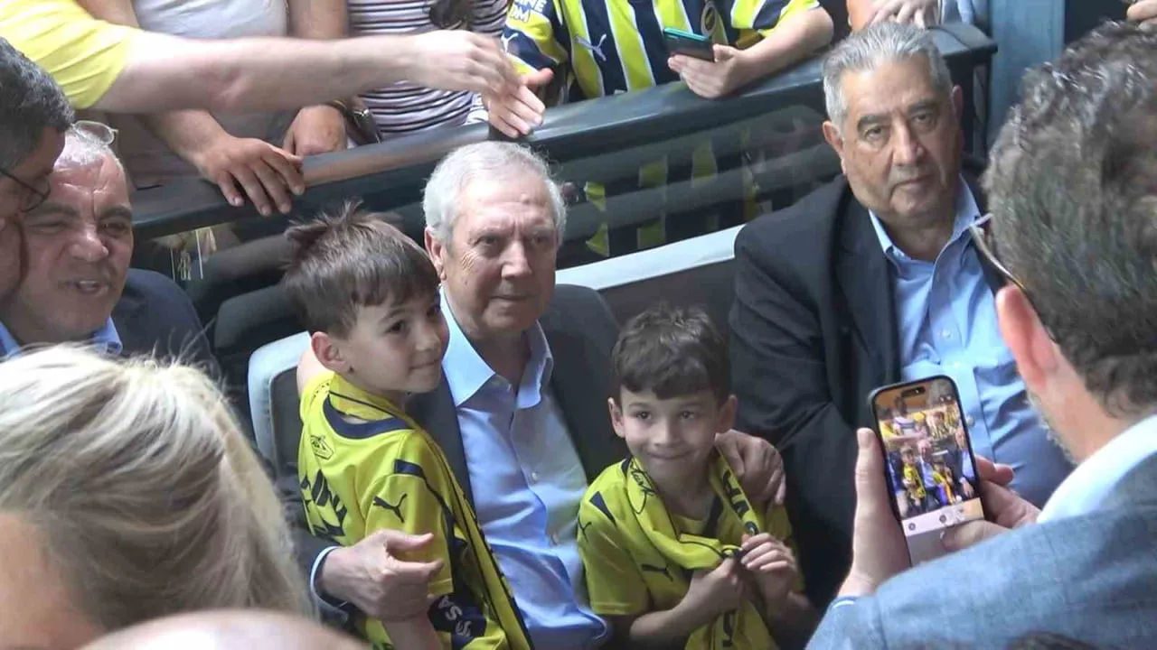 FENERBAHÇE SPOR KULÜBÜ BAŞKAN ADAYI AZİZ YILDIRIM, YALOVA FENERBAHÇELİLER DERNEĞİ’NE ZİYARET ETTİ....
