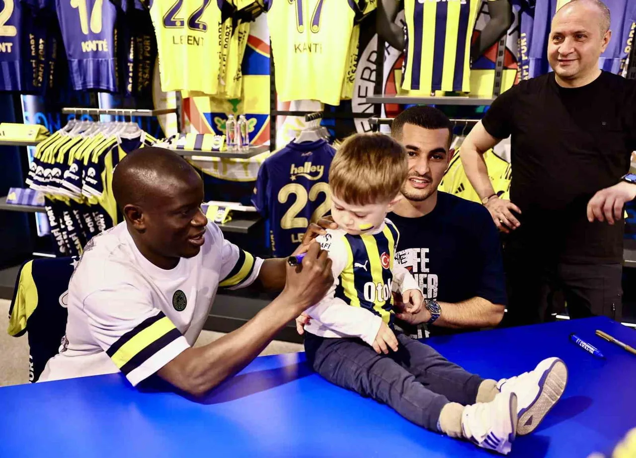 FENERBAHÇELİ OYUNCULAR N'GOLO KANTE VE LEVENT MERCAN, İMZA GÜNÜNDE TARAFTARLARLA BİR ARAYA...
