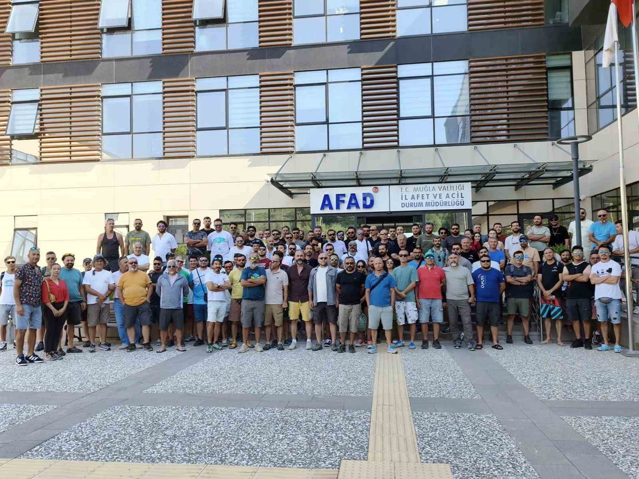 FETHİYE ÖLÜDENİZ'DE YAMAÇ PARAŞÜTÜ PİLOTLARI  YAŞADIKLARI SORUNLAR NEDENİYLE UÇMAMA KARARININ...