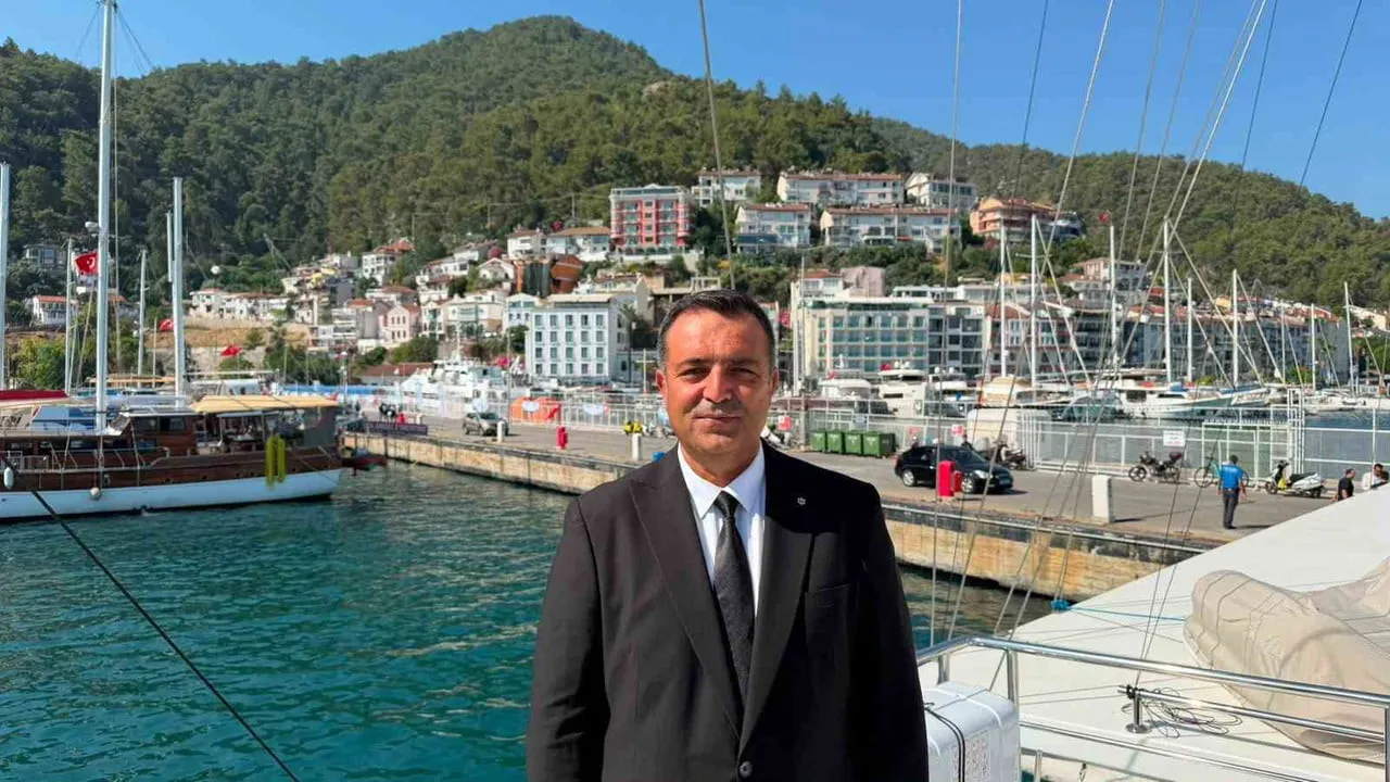 FETHİYE’DE ŞEHİT DENİZCİLER ANISINA DENİZE ÇELENK BIRAKILDI