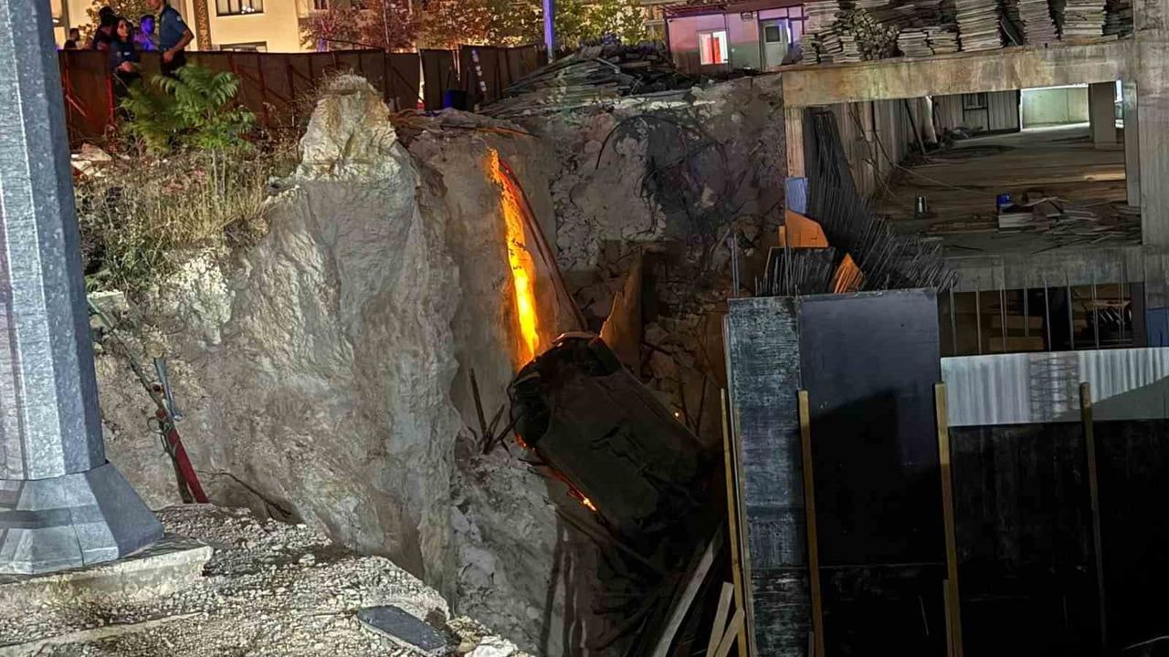 İNŞAAT ÇUKURUNA DÜŞEN ARAÇ