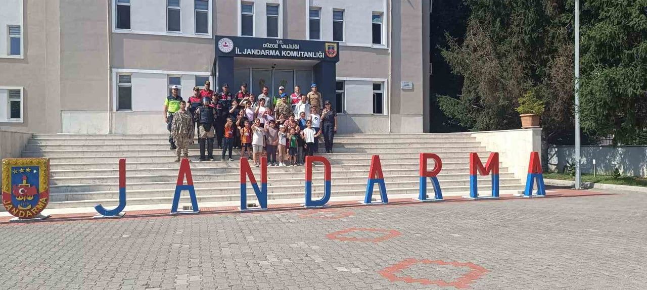 BOĞAZİÇİ GENÇ OFİS YAZ KULÜBÜ ÖĞRENCİLERİ, DÜZCE İL JANDARMA KOMUTANLIĞINI ZİYARET EDEREK...