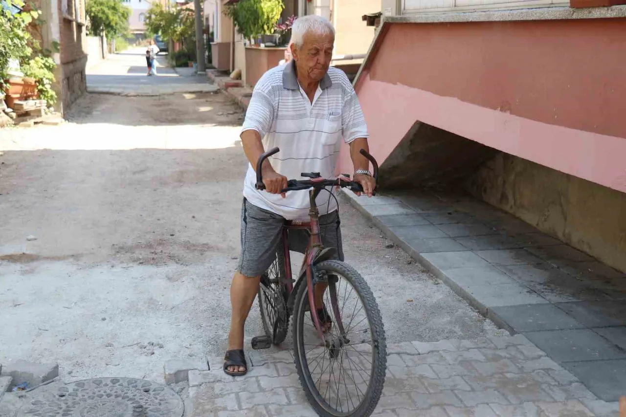 SAKARYA'NIN ADAPAZARI İLÇESİNDE BELEDİYE EKİPLERİNİN YOL ÇALIŞMASI BAŞLATTIĞI SOKAKTA YAŞAYAN...