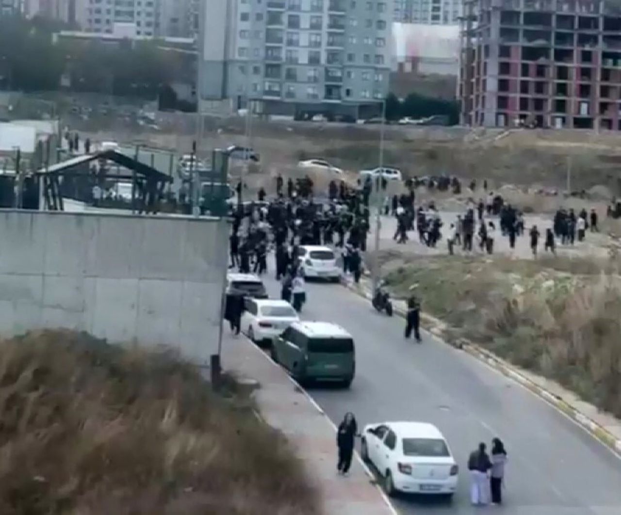 ESENYURT'TA BİR LİSEDE ÖĞRENCİLER ARASINDA HENÜZ BELİRLENEMEYEN BİR NEDENLE KAVGA ÇIKTI. OLAY...