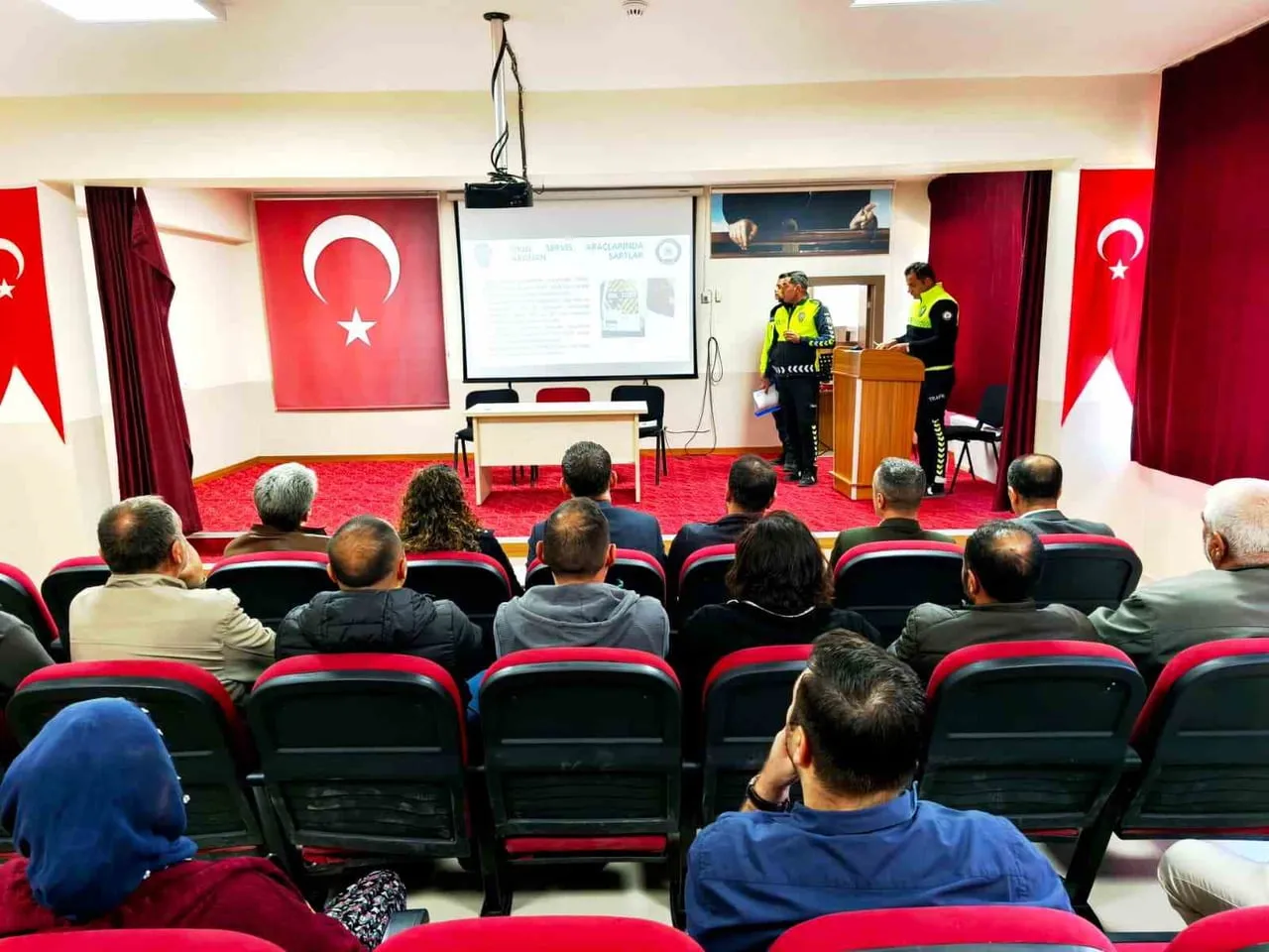 TUNCELİ’DE, OKUL SERVİS ŞOFÖRLERİ VE OKUL MÜDÜRLERİNE YÖNELİK TRAFİK GÜVENLİĞİ EĞİTİM SEMİNERİ...