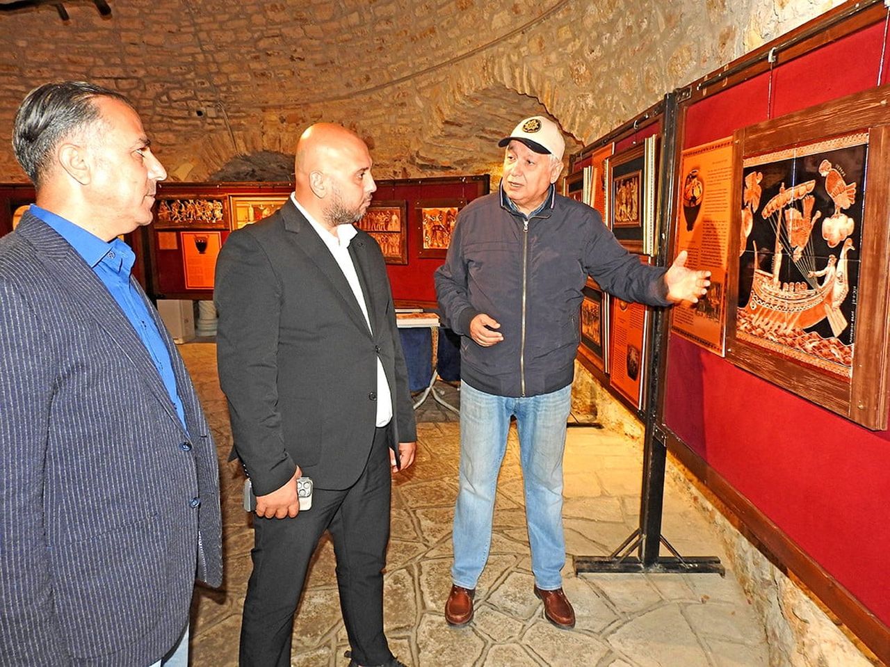ÇEŞME MÜZE MÜDÜR VEKİLİ ŞEREF YUMRUK (SOLDA) VE İZMİR KÜLTÜR VE TURİZM İL MÜDÜR YARDIMCISI...