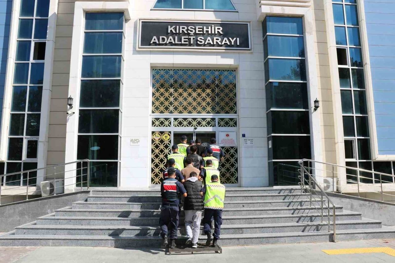 KIRŞEHİR’DE BİR İŞ YERİNE DÜZENLENEN UYUŞTURUCU OPERASYONUNDA 348 ADET SENTETİK HAP VE 2 TABANCA...