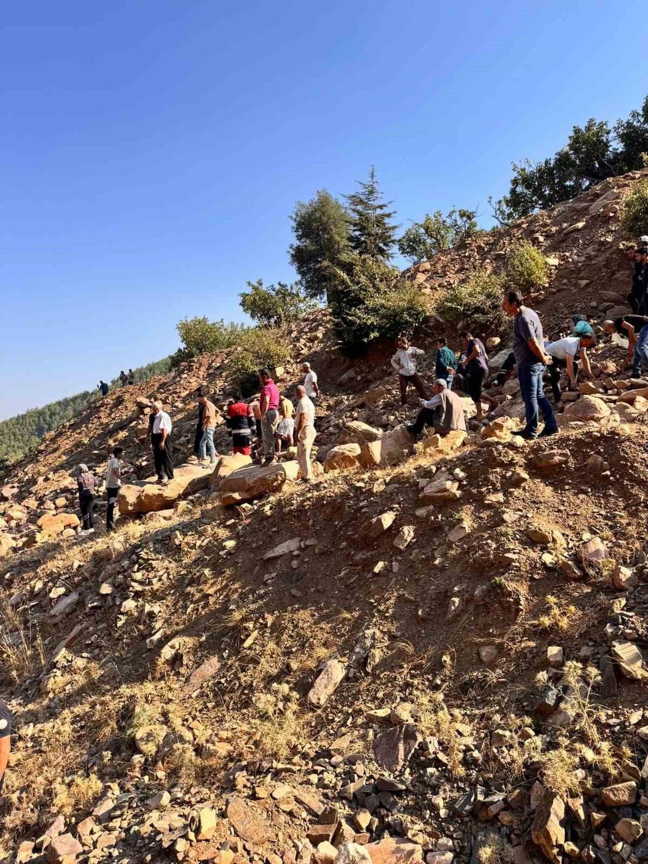 HATAY’DA SEPETLİ MOTOSİKLETİN UÇURUMDAN YUVARLANMASIYLA YAŞANAN KAZADA 3 YARALI.