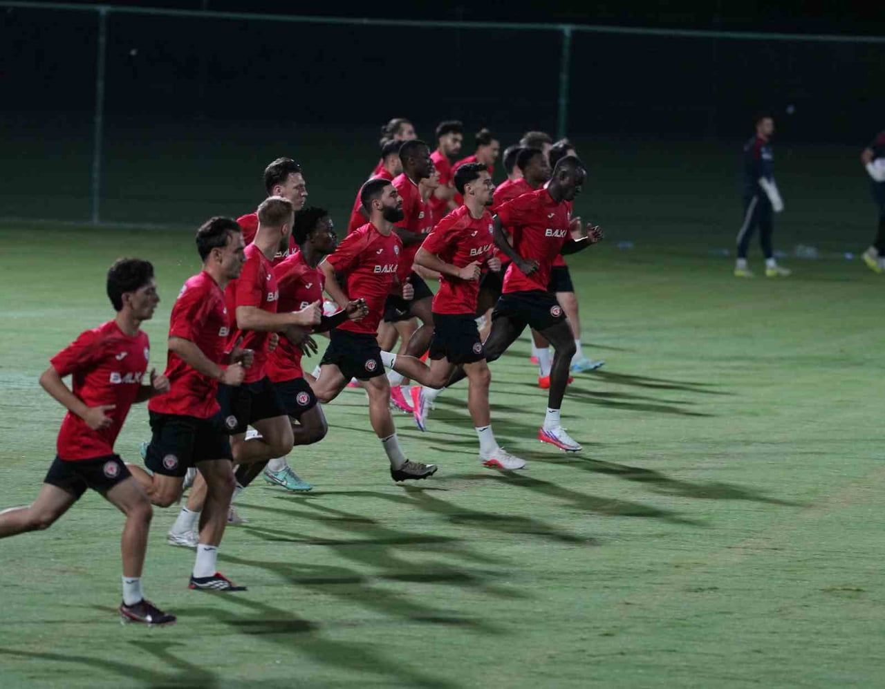 ÇORUM FK TEKNİK DİREKTÖRÜ BURAK YILMAZ, KIRMIZI-SİYAHLI TAKIMIN BAŞINDA İLK ANTRENMANINA...