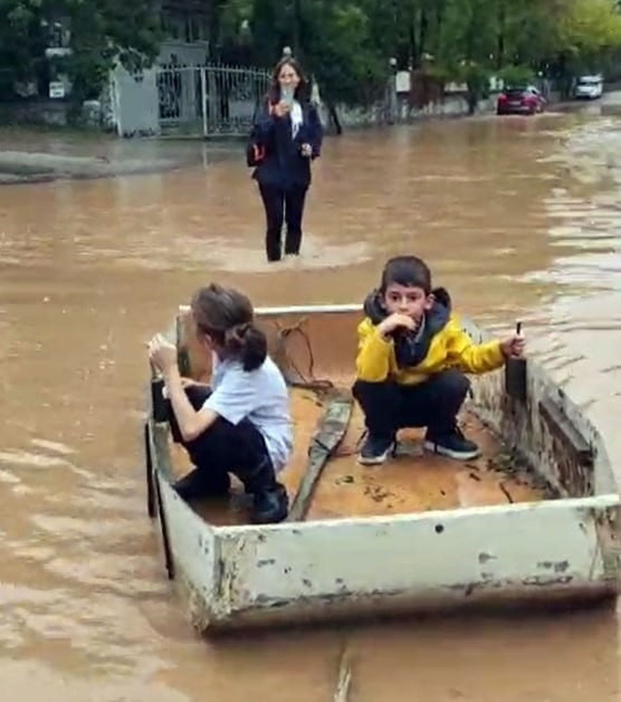 ÇOCUKLARIN KAYIKLA TAŞINDIĞI ANLAR
