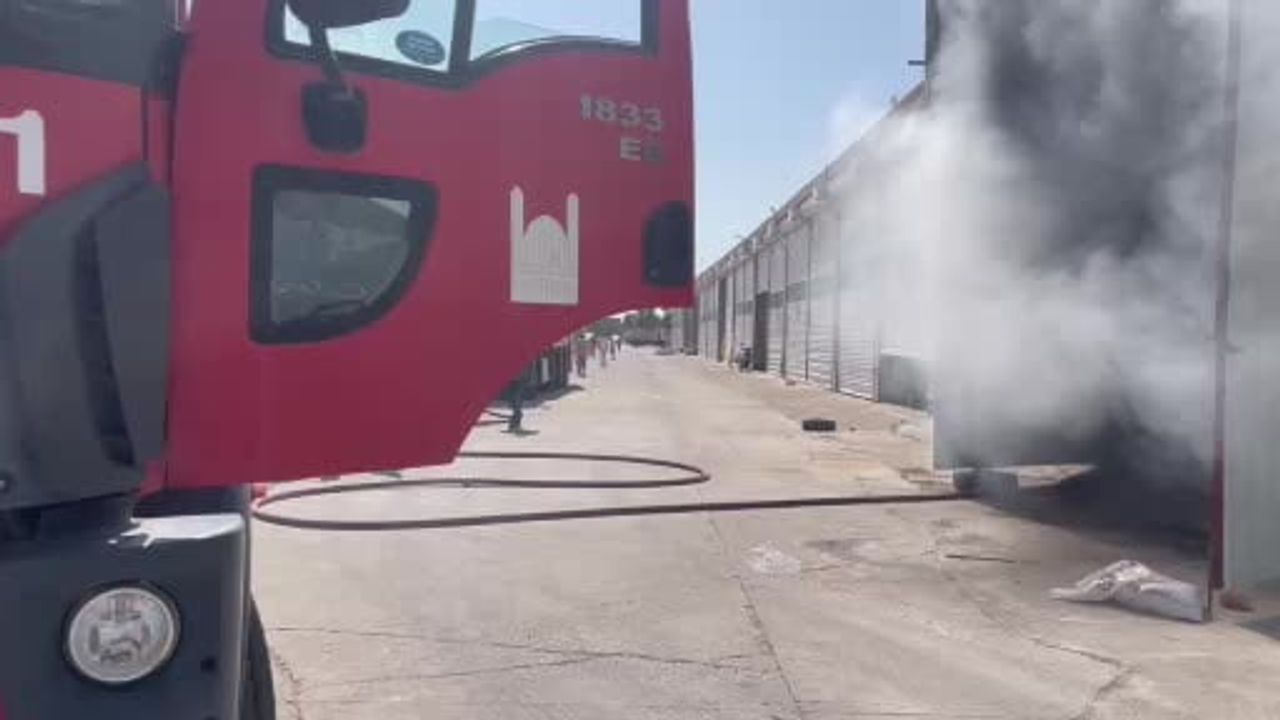 Mardin'de bir depoda çıkan yangında iş makinesi yandı