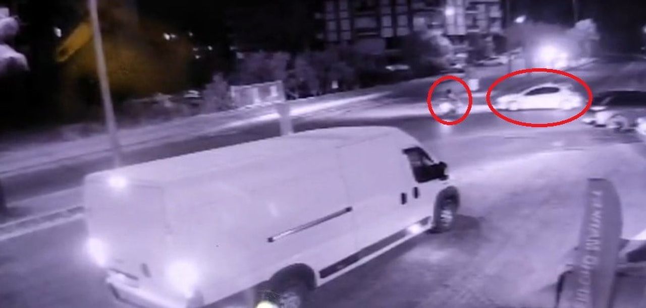 ANTALYA'DA MOTOSİKLET İLE OTOMOBİLİN ÇARPIŞMASI SONUCU 1 KİŞİ YARALANDI. KAZA ANI GÜVENLİK...