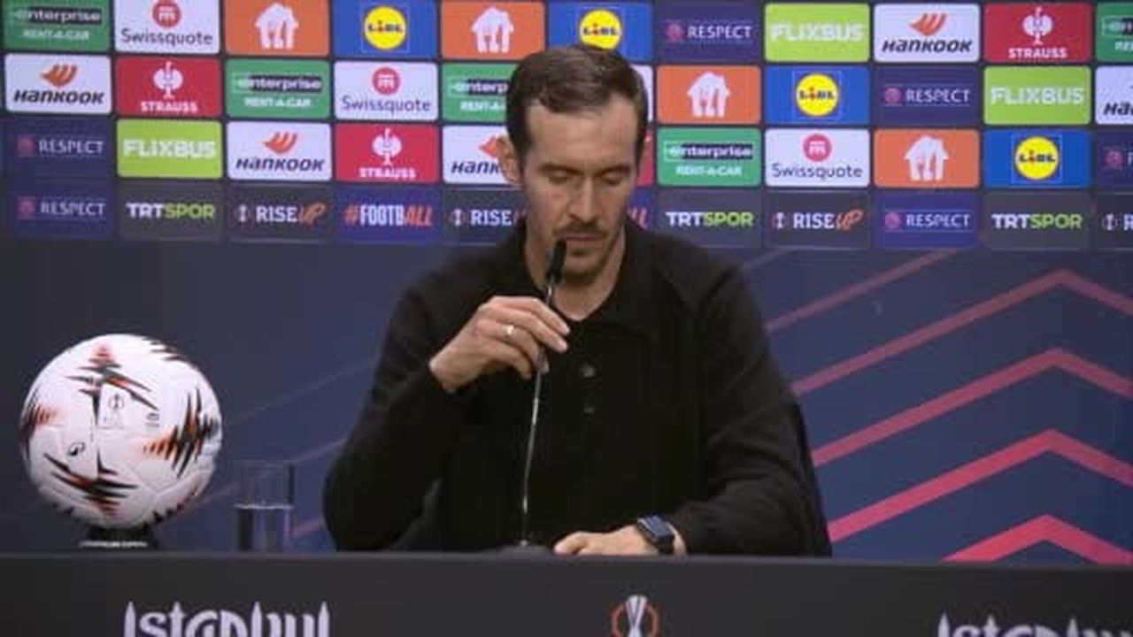 Freiburg Teknik Direktörü Julian Schuster, UEFA Avrupa Ligi finalinde 3-0 mağlup oldukları maçın...