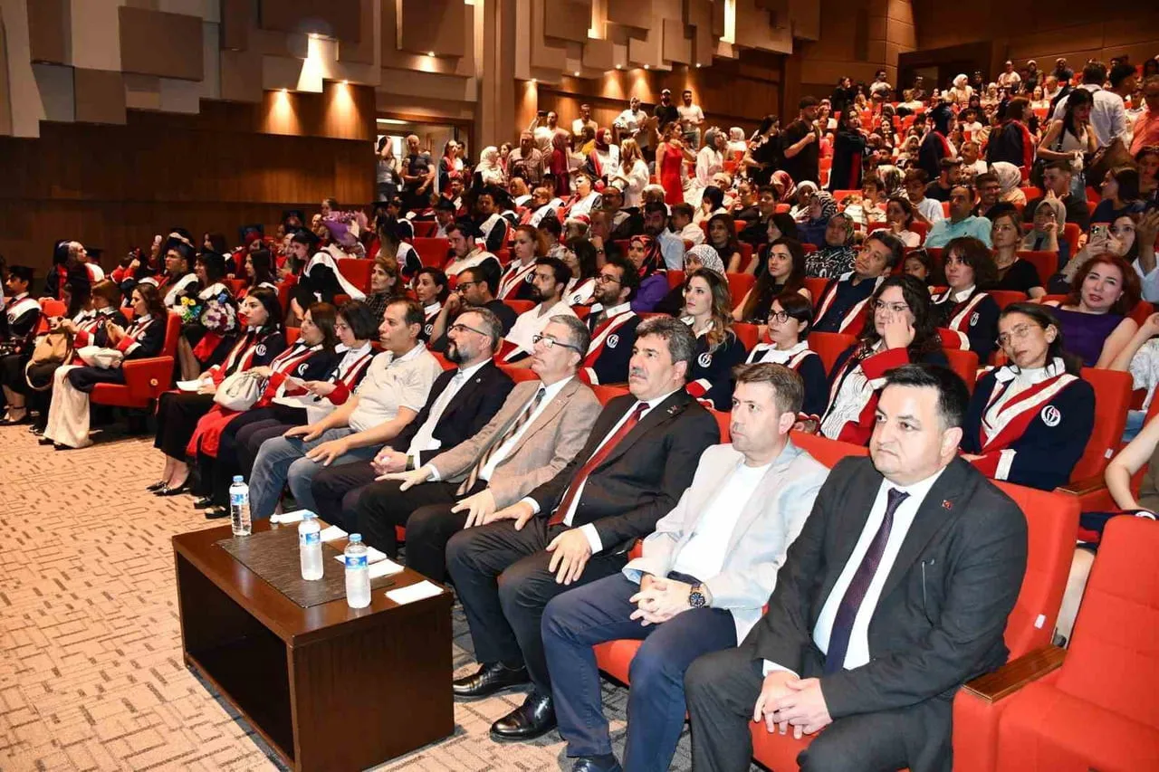 GAHİB’İN VİZYONUYLA KURULAN VE BU YIL İKİNCİ MEZUNLARINI UĞURLAYAN GAÜN HALI TASARIMI BÖLÜMÜ’NÜN...
