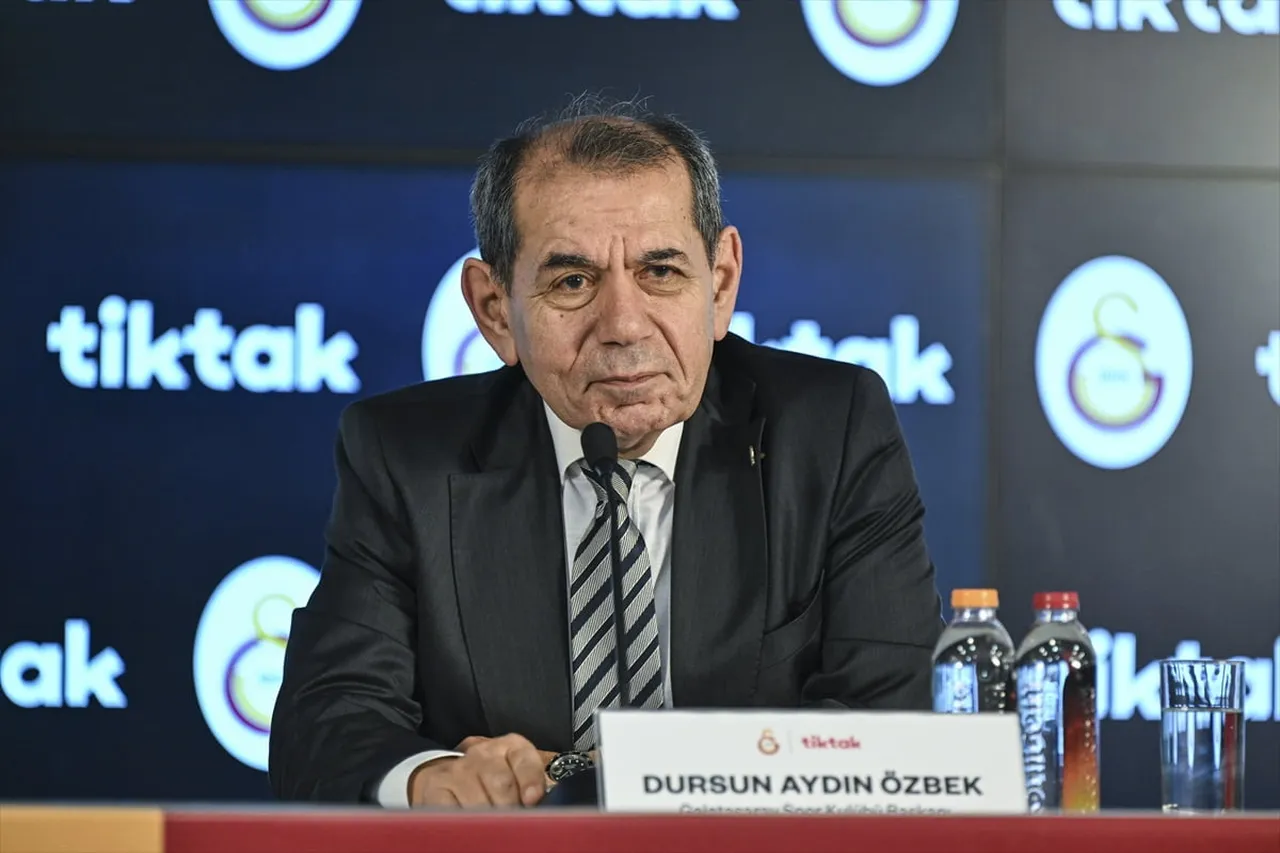 Galatasaray Kulübü Başkanı Dursun Özbek, RAMS Park'ta TikTak firması ile sponsorluk anlaşmasının...