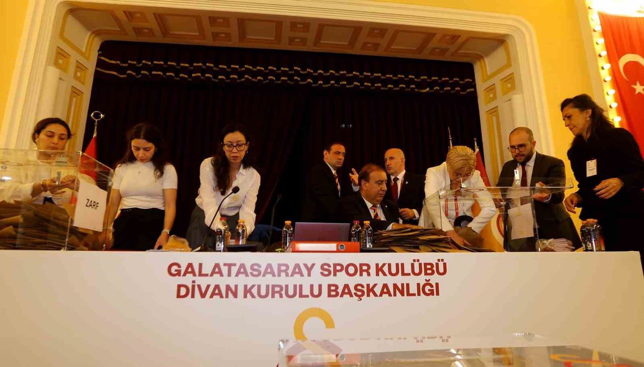 GALATASARAY SPOR KULÜBÜ OLAĞAN SEÇİM TOPLANTISINDA OY VERME SONA ERDİ VE OY SAYMA İŞLEMİNE...