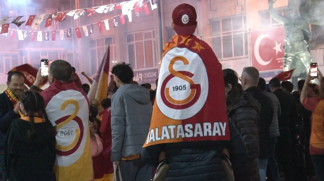 GALATASARAY TARAFTARLARI, CUMHURİYET MEYDANI'NA AKIN ETTİ. BURADA MEŞALELER YAKARAK ŞAMPİYONLUK...