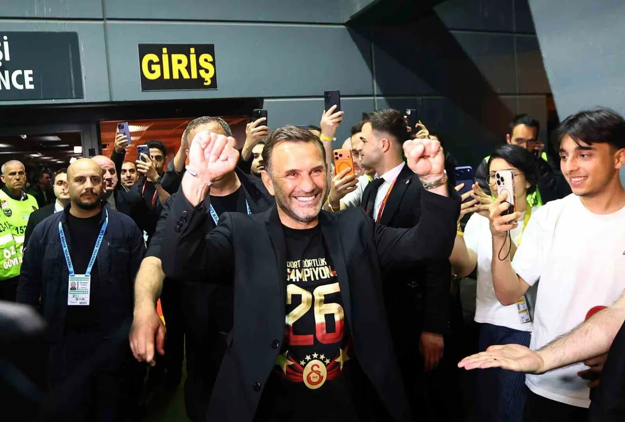 GALATASARAY TEKNİK DİREKTÖRÜ OKAN BURUK, HEDEFLERİNİN ÜST ÜSTE 5. ŞAMPİYONLUĞUNU KAZANIP, REKOR...