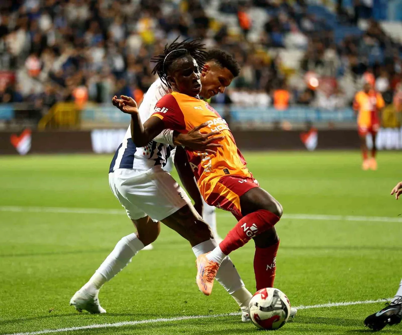 GALATASARAY'IN GİNE BİSSAULU FUTBOLCUSU RENATO NHAGA, KASIMPAŞA MAÇINDA SAKATLANDI VE 60. DAKİKADA...