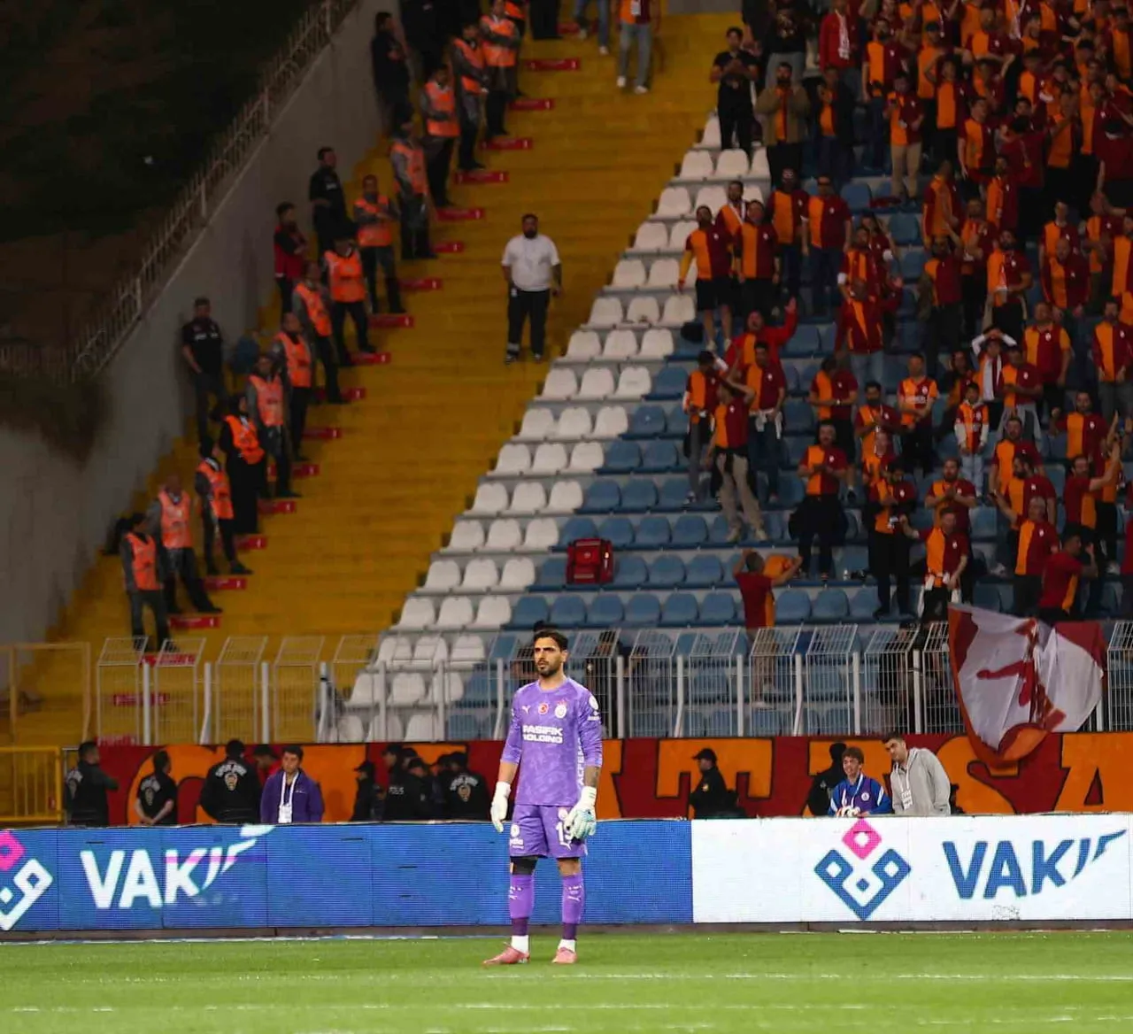 GALATASARAY'IN KALECİSİ GÜNAY GÜVENÇ, KASIMPAŞA MAÇINDA SAKATLIĞINDAN DOLAYI OYUNA DEVAM EDEMEDİ...