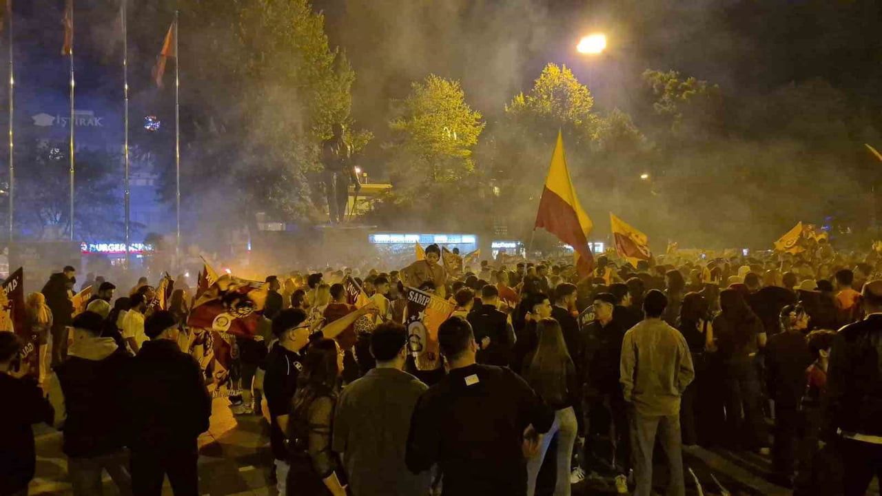 GALATASARAY'IN ŞAMPİYONLUĞUNU İLAN ETMESİ SONRASI DÜZCELİ TARAFTARLAR ANITPARK'A AKIN EDEREK...