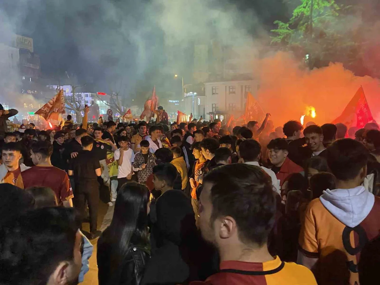 GALATASARAY'IN ŞAMPİYONLUĞUNU İLAN ETMESİYLE SARI-KIRMIZILI TARAFTARLAR KASTAMONU'DA SOKAKLARA...