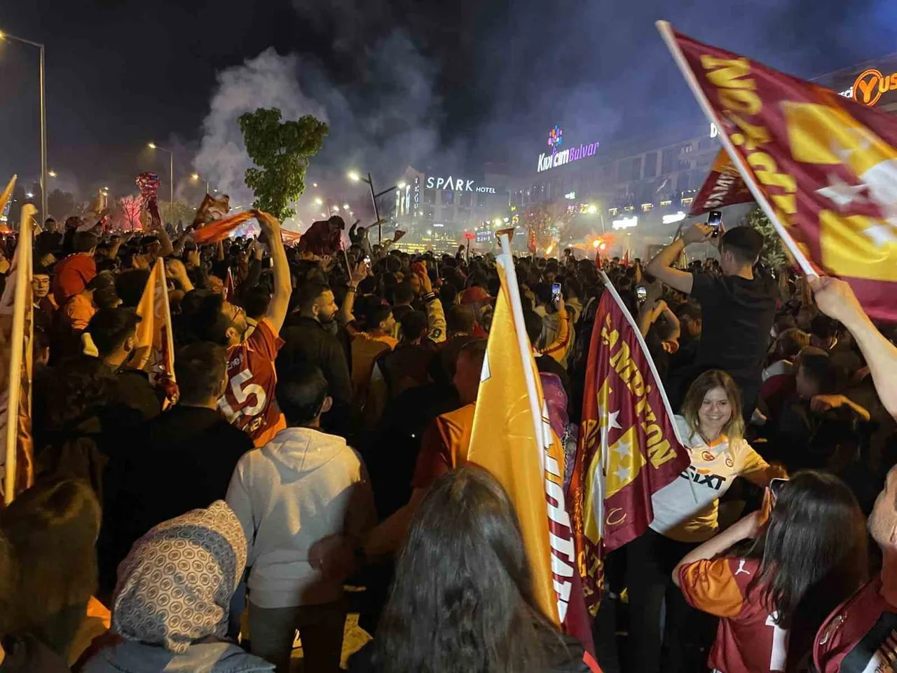 GALATASARAY'IN ŞAMPİYONLUĞUNU İLAN ETMESİYLE SARI-KIRMIZILI TARAFTARLAR KONYA'DA SOKAKLARA...