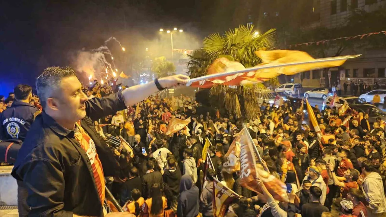 GALATASARAY'IN ŞAMPİYONLUĞUNU İLAN ETMESİYLE ZONGULDAK SOKAKLARI KORNA VE KUTLAMA SESLERİYLE...