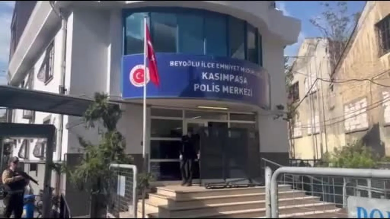 Galatasaray'ın Uruguaylı futbolcusu Lucas Torreira’ya saldıran şüpheli adliyeye sevk edildi.