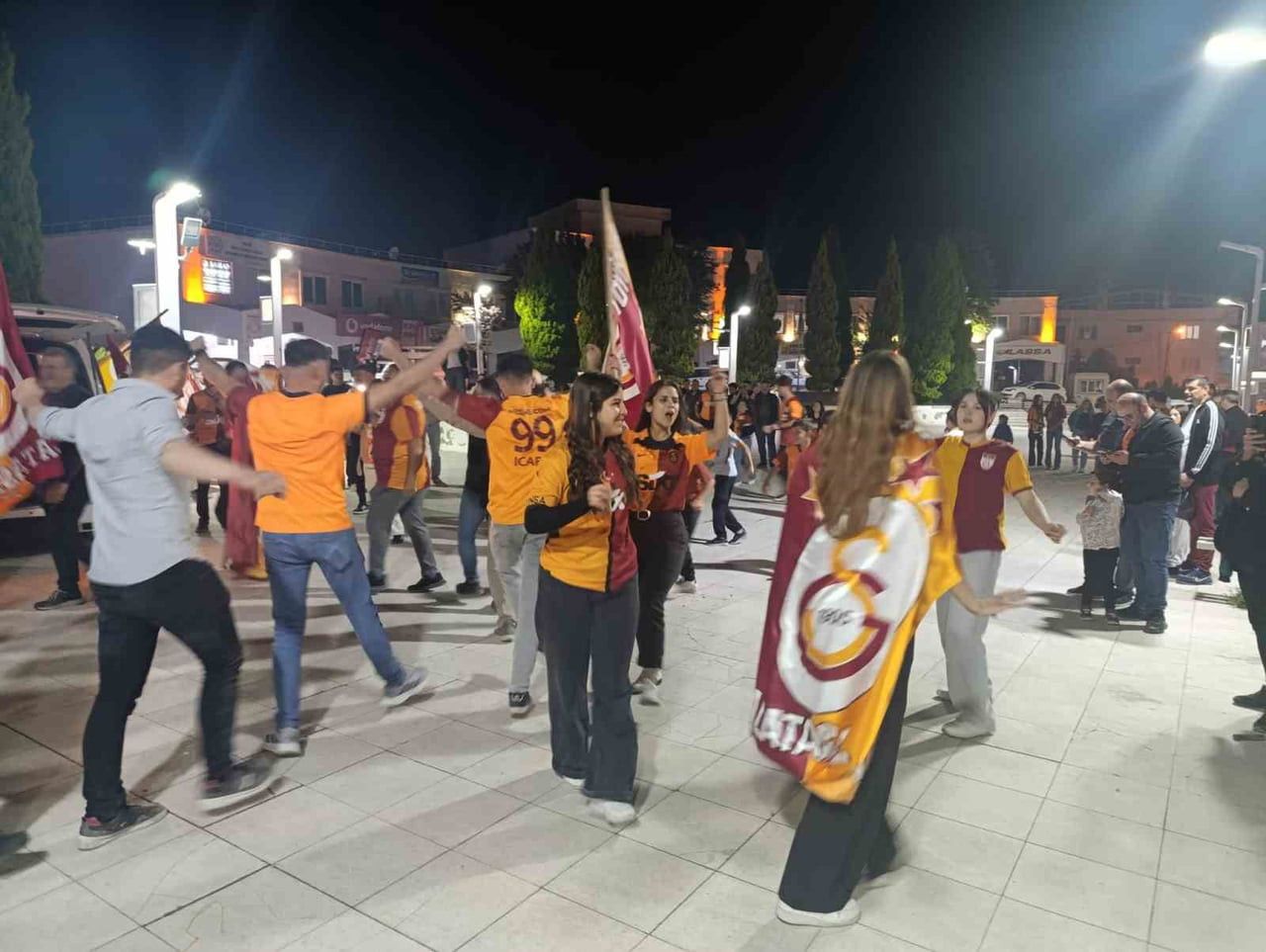 GALATASARAY’IN 26. ŞAMPİYONLUĞU SELENDİ’DE BÜYÜK BİR COŞKUYA SAHNE OLDU. ELLERİNDE BAYRAK VE...