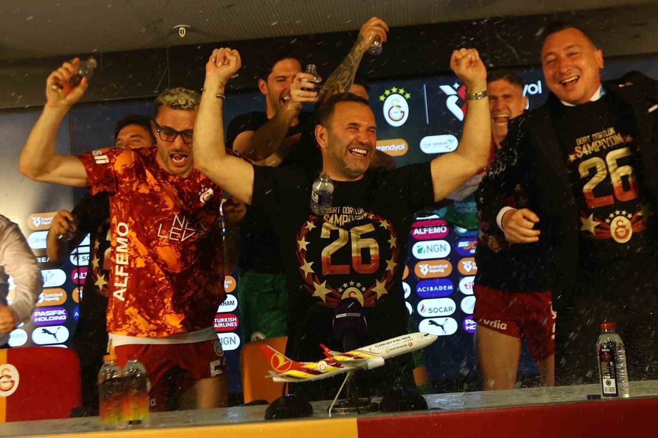GALATASARAYLI FUTBOLCULAR, GALATASARAY TEKNİK DİREKTÖRÜ OKAN BURUK’U BASIN TOPLANTISI GELEREK...