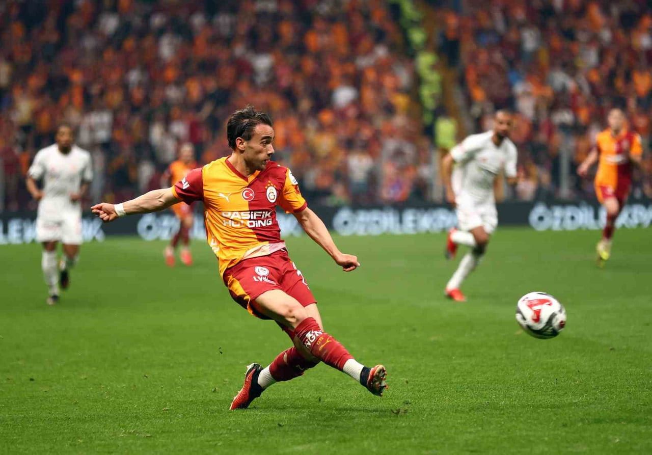 GALATASARAYLI FUTBOLCUSU YUNUS AKGÜN, ANTALYASPOR KARŞILAŞMASIYLA SARI-KIRMIZILILARLA TRENDYOL...