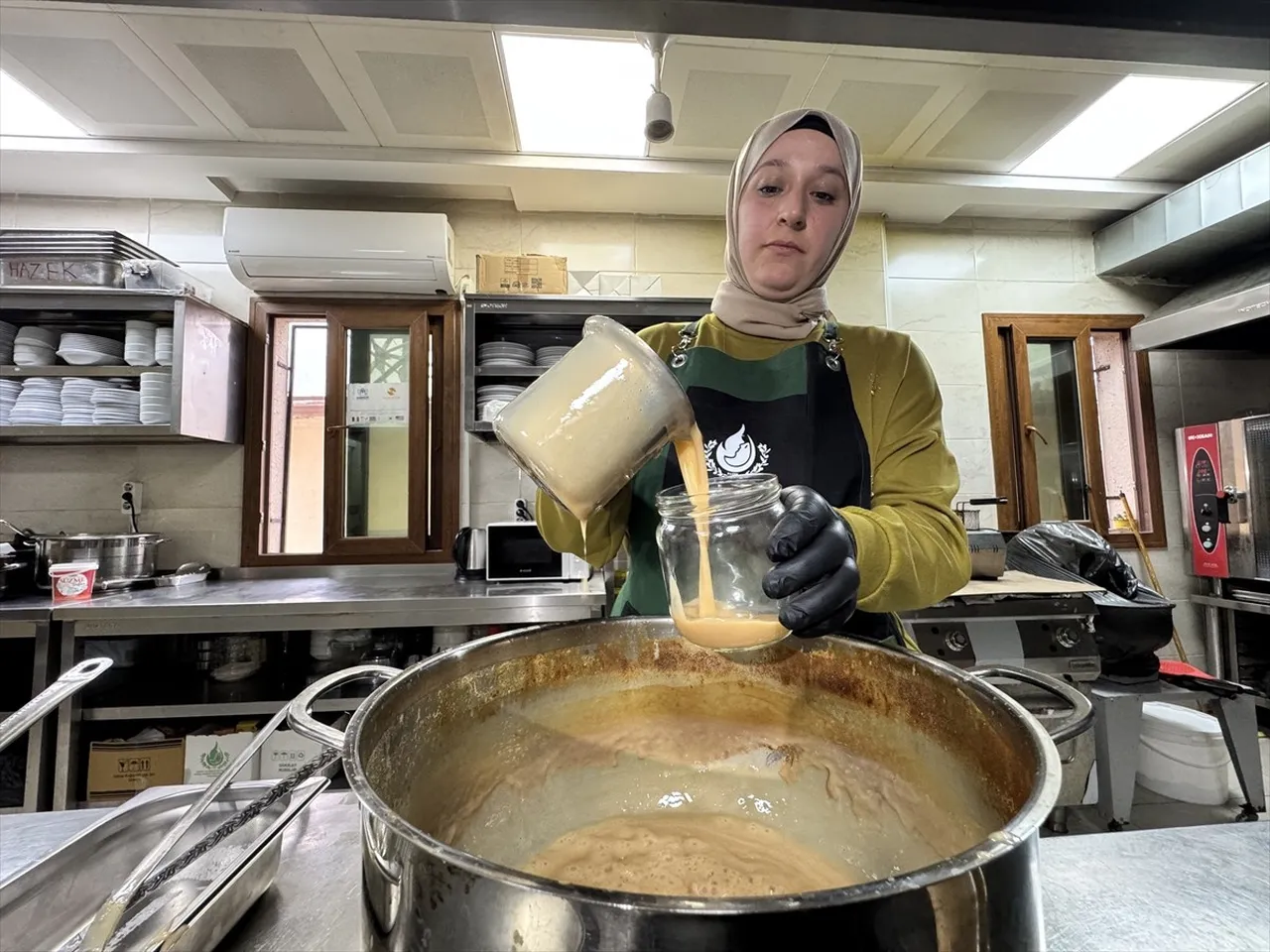 Gastronomi kenti Hatay'da Hatay Altınözü Zeytin Emeği Kadın Kooperatifi (HAZEK) üyeleri...