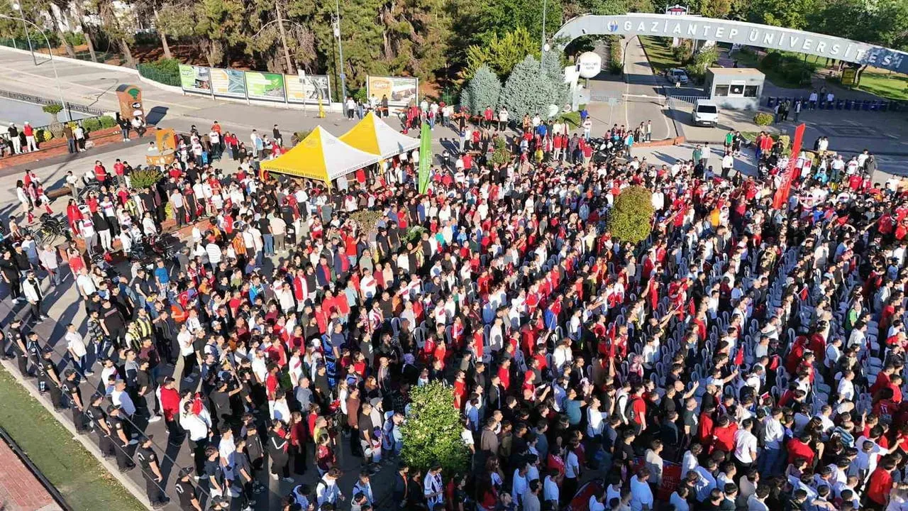 GAZİANTEP BÜYÜKŞEHİR BELEDİYESİ TARAFINDAN KURULAN LED EKRANDA A MİLLİ FUTBOL TAKIMI’NIN 2026 FIFA...