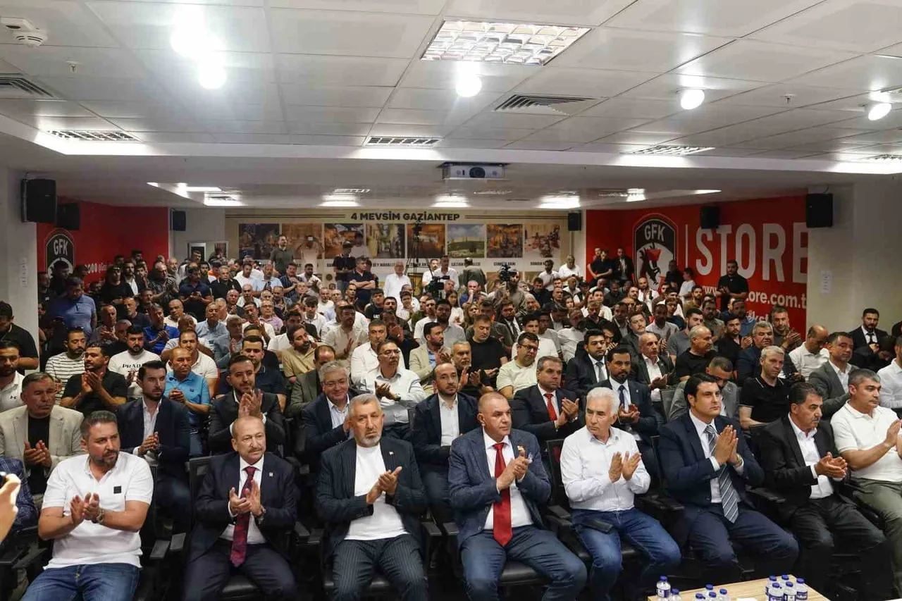 GAZİANTEP FUTBOL KULÜBÜ’NDE YAPILAN OLAĞANÜSTÜ SEÇİMLİ GENEL KURULDA MEVCUT BAŞKAN MEMİK YILMAZ...